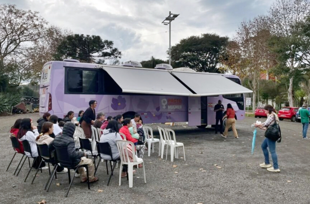 Ônibus Lilás realiza ações educativas de combate à violência contra mulher